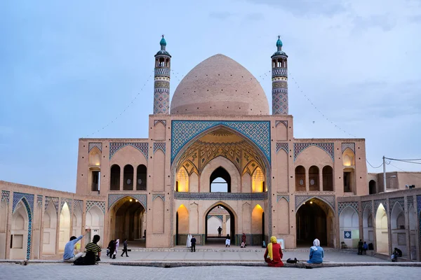 Kashan, Irán - 2019. május 4.: Az emberek élvezik az Agha Bozorg mecset látványát a kék óra alatt — Stock Fotó