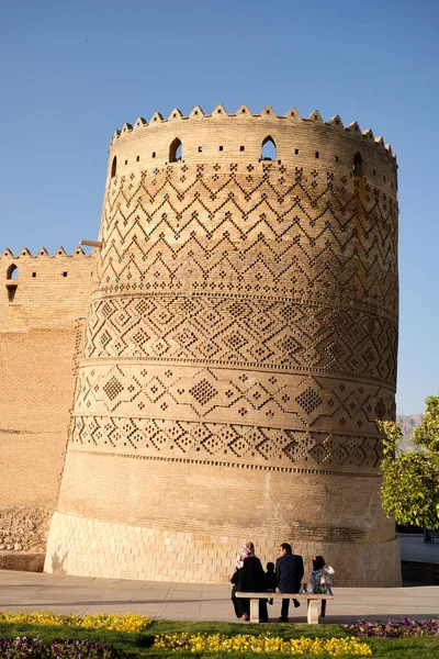 Shiraz, İran - 24 Nisan 2019: Günbatımında Karim Khan kalesinin süslü eğimli kulesi 