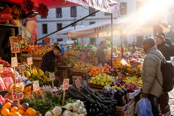 Napoli, İtalya - 12 Ağustos 2015: Şehir merkezinde tarihi gıda pazarı