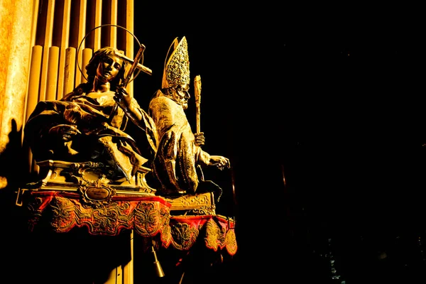 Napoli, İtalya - 12 Mayıs 2015: Napoli Katedrali 'nin İçi, siyah arkaplan üzerinde güneş ışınları tarafından vurulan gümüş heykeller