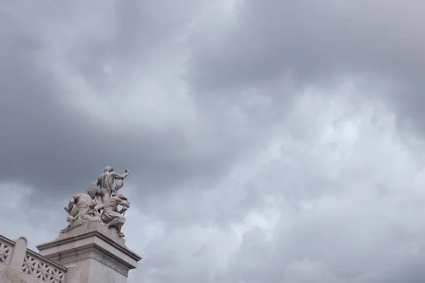 Roma, İtalya - 6 Ocak 2016: Victor Emmanuel Ii Anıtı 'nın bulutlu gökyüzü üzerindeki izole manzarası