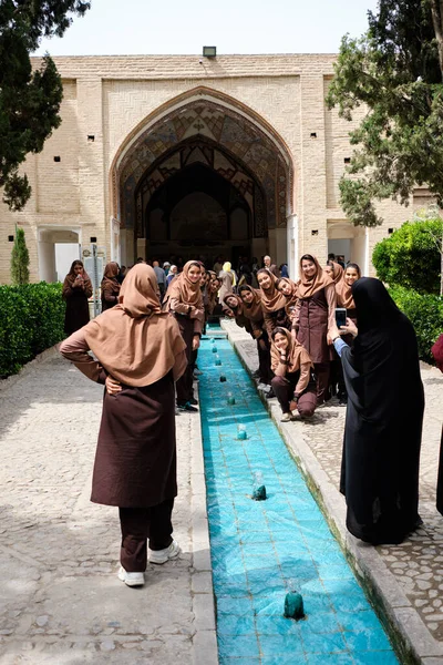 Kashan, İran - 5 Mayıs 2019: Kashan 'da Bagh-e Fin Bahçesinin keyfini çıkaran İranlı kadın öğrenciler