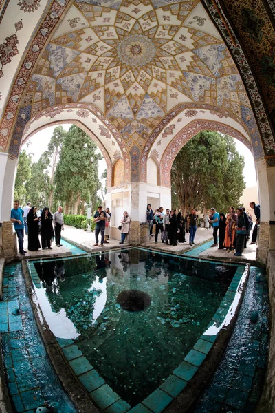 KASHAN, IRAN - 5 maggio 2019: Le persone che godono della vista sul Kushak, parte del Giardino Bagh-e Fin in Kashan — Foto Stock