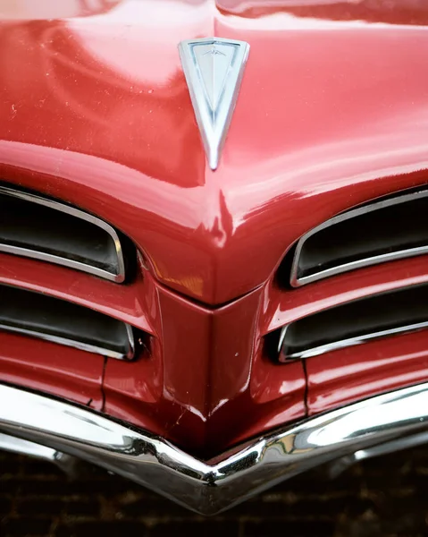 Naarden, Hollanda - 7 Temmuz 2019: 1966 Pontiac Parisienne kırmızısı, Pontiac logosunun manzarası