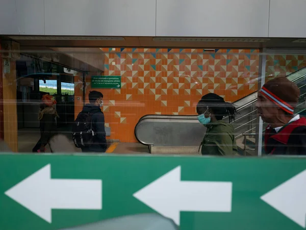 Tren istasyonundaki maskeli insanlar. Portekiz 'de karantina