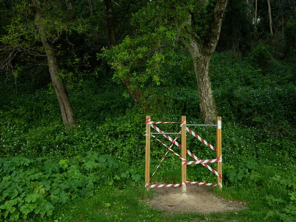 Açık hava spor ekipmanları koruyucu bantta. Portekiz 'de karantina