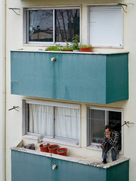 Balkondaki bir adam karantina hücresinde acı çekiyor. Portekiz 'de karantina