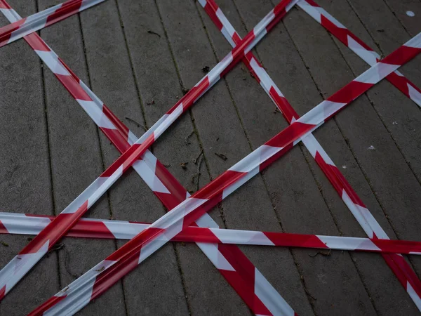 Parktaki masa koruyucu bantta. Portekiz 'de karantina