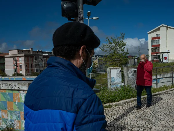Sokaktaki maskeli insanlar. Portekiz 'de karantina