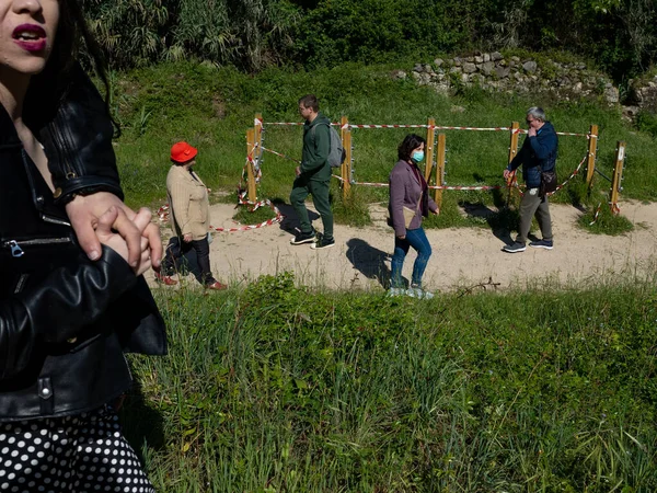 İnsanlar parkta yürürler ve karantinaya uymazlar. Portekiz 'de karantina