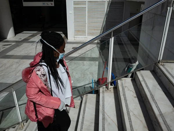 Maskeli insanlar şehir sahnesi, Lizbon, Portekiz