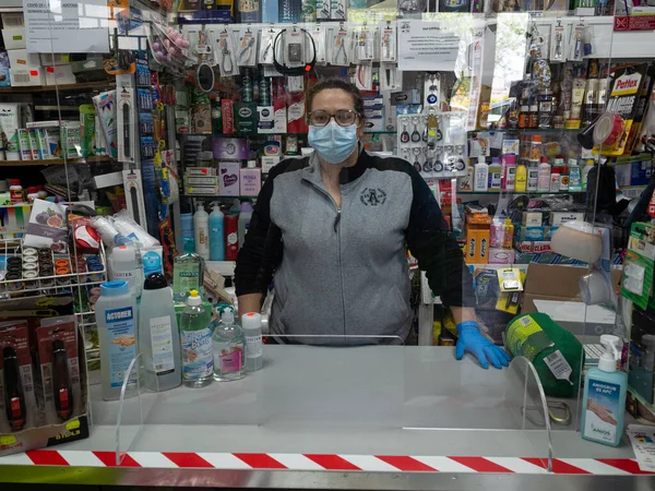 Lizbon, Portekiz karantinasında maskeli satıcı