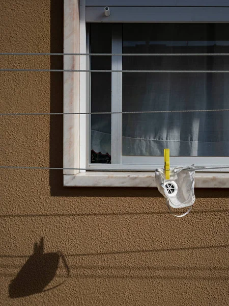 Maske sokakta kurumuş.