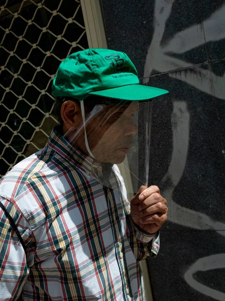 Maskeli adam sokakta yürüyor, Lizbon, Portekiz