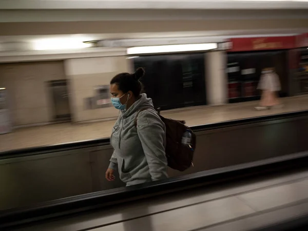 Şehir metro istasyonundaki maskeli kadın, Lizbon, Portekiz