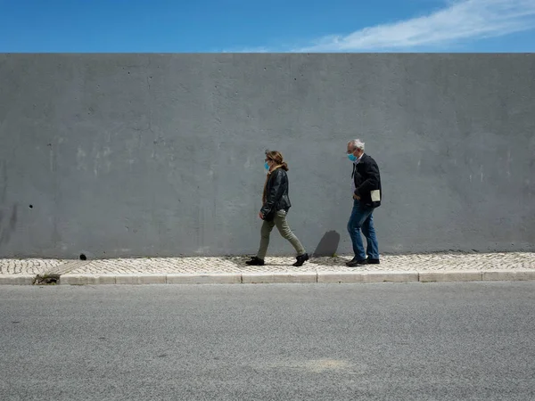 Karantina sırasında berber dükkanında maskeli insanlar, Lizbon, Portekiz