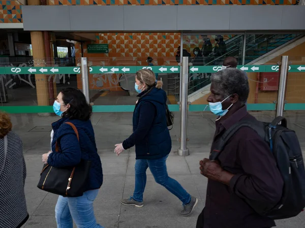 Karantina sırasında maskeli insanlar, Lizbon, Portekiz