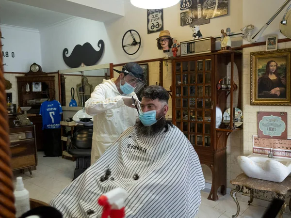 Karantina sırasında berber dükkanında maskeli insanlar, Lizbon, Portekiz