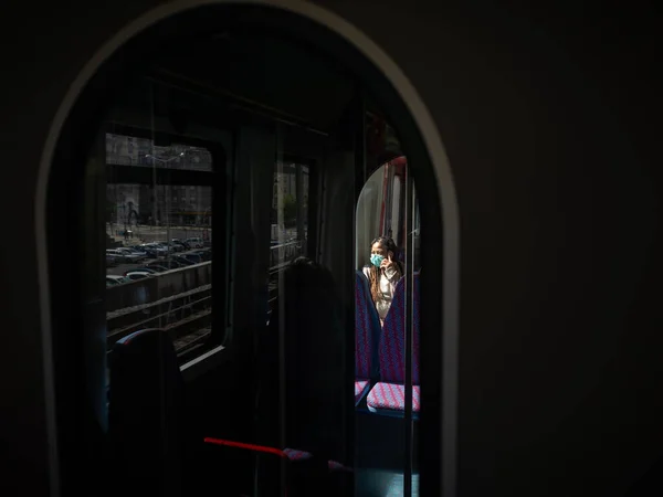 Mujer Enmascarada Monta Tren Lisboa Portugal — Foto de Stock