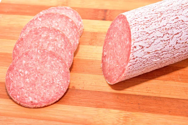 Färska skivor salami — Stockfoto