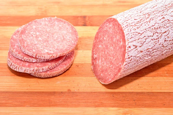 Färska skivor salami — Stockfoto