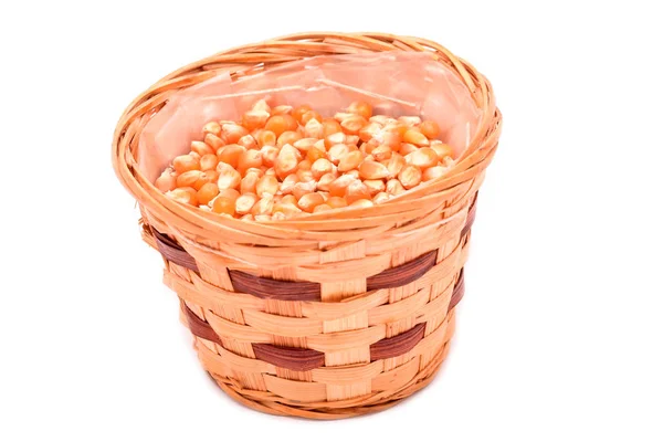 Sementes de milho em uma cesta de madeira — Fotografia de Stock