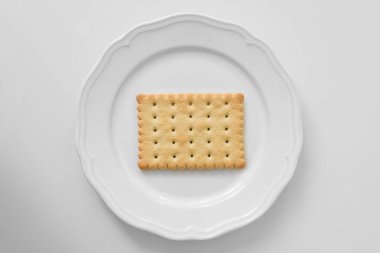 Beyaz bir arka plan üzerinde beyaz bir plaka üzerinde Fitness tanımlama bilgisi