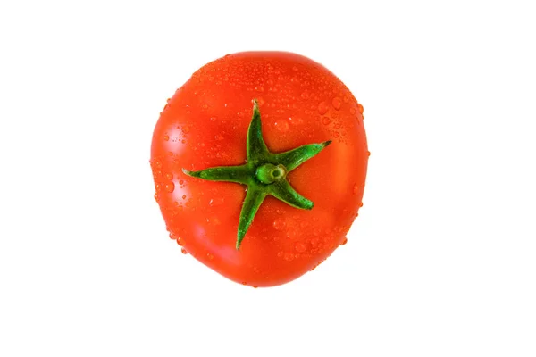 Сочный свежий красный помидор с зелеными листьями в капельках воды на белом фоне — стоковое фото