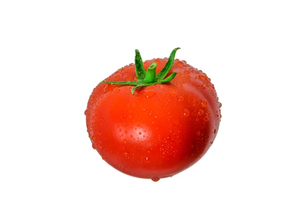 Tomate rouge fraîche juteuse parfaite avec des feuilles vertes dans des gouttes d'eau sur un fond blanc — Photo