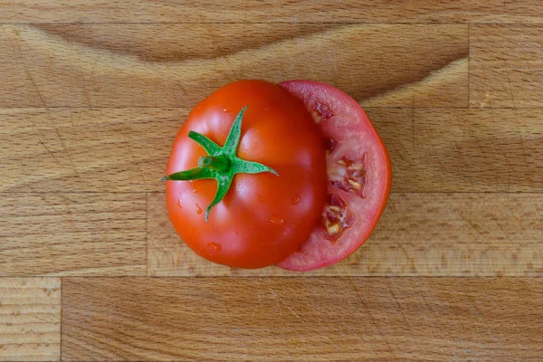 보드에 상처에서 물방울에 녹색 잎 완벽 한 육즙 신선한 빨간 토마토 — 스톡 사진
