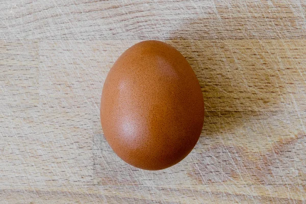 Bir ahşap tahta üzerinde mükemmel kahverengi yumurta