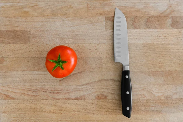 이상적인 육즙 신선한 녹색 잎이 물에 붉은 토마토는 칼으로 절단 보드에 드랍 스 — 스톡 사진