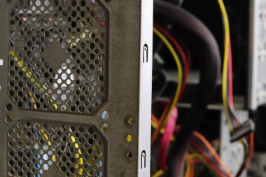 Bilgisayarın sistem biriminde çok fazla toz var. Boşluğu kopyala eski ekipmanları temizleme ve tamir etme kavramını