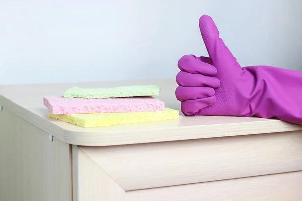 Een Hand Een Rubberen Beschermende Handschoen Veelkleurige Sponzen Kopieer Ruimte — Stockfoto