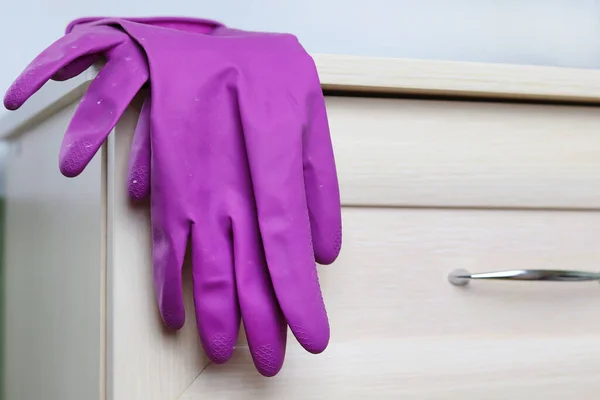 Rubber Beschermende Handschoenen Het Dressoir Kopieer Ruimte Het Concept Van — Stockfoto