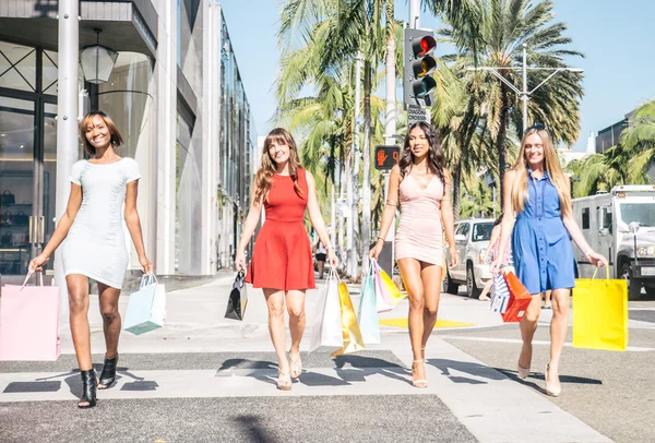 Schöne Frauen beim Einkaufen — Stockfoto