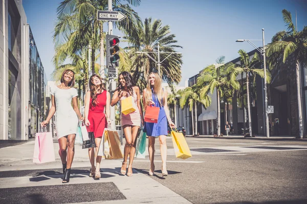 Mooie vrouwen winkelen — Stockfoto