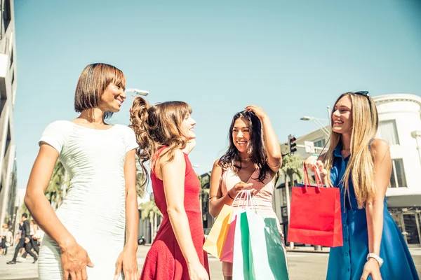 Schöne Frauen beim Einkaufen — Stockfoto