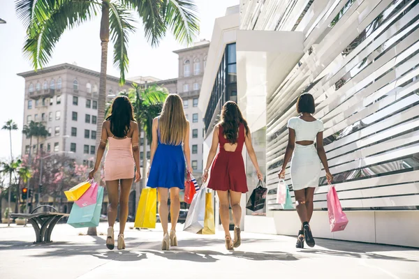 Hermosas mujeres Compras — Foto de Stock