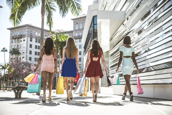 Hermosas mujeres Compras — Foto de Stock