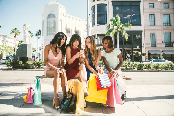 Vackra kvinnor shopping — Stockfoto