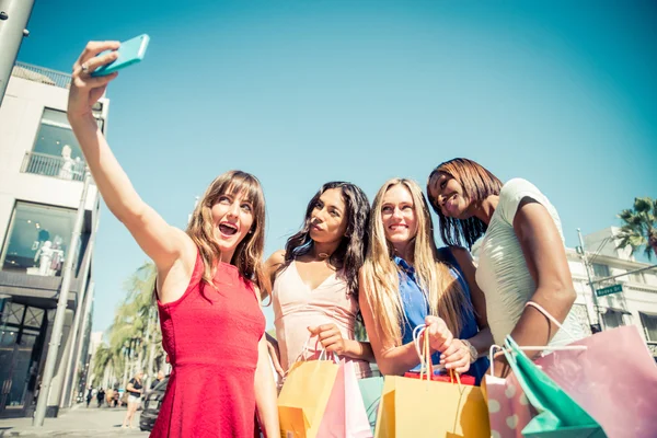 Mooie vrouwen winkelen — Stockfoto