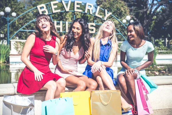 Multi Etnische Groep Van Meisjes Winkelen Vier Mooie Vrouwen Hebben — Stockfoto