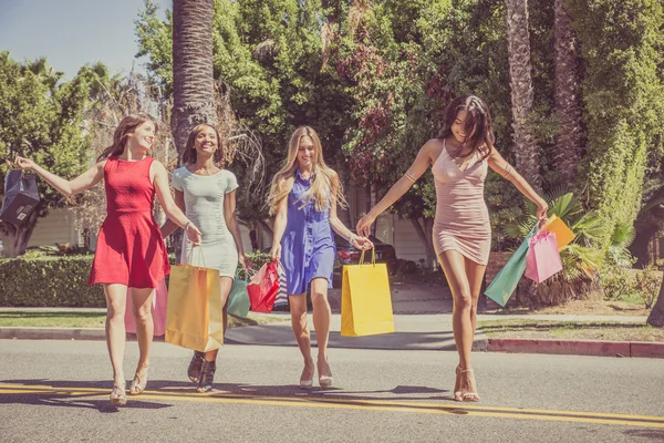 Schöne Frauen beim Einkaufen — Stockfoto