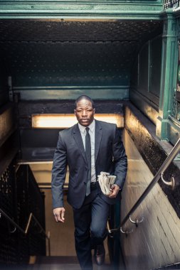 Kendine güvenen işadamı Metro İstasyonu'na çıkmadan