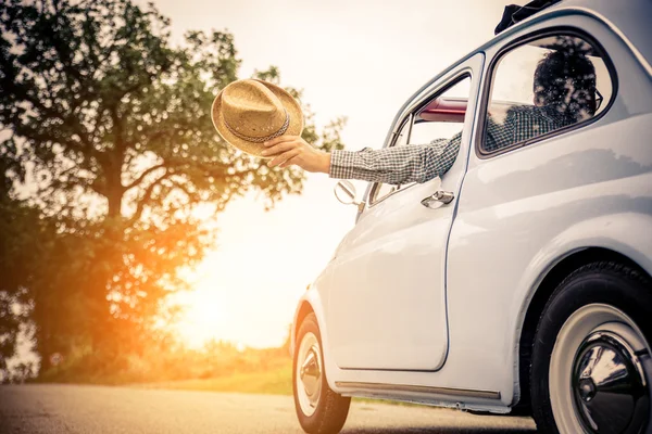 Homem dirigindo carro vintage — Fotografia de Stock