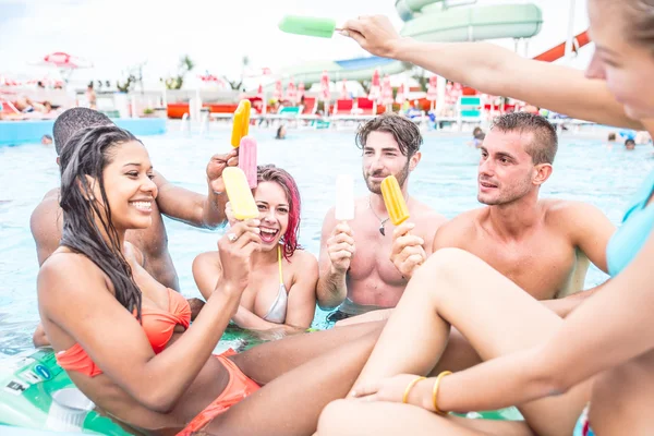 Amici che mangiano gelato in piscina — Foto Stock