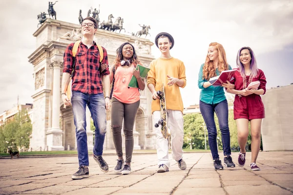 Grupp tonåringar promenader utomhus — Stockfoto
