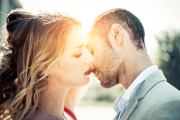 Пара влюблённых целуются — стоковое фото