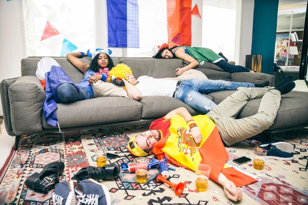 Amigos durmiendo en el salón después de la fiesta — Foto de Stock